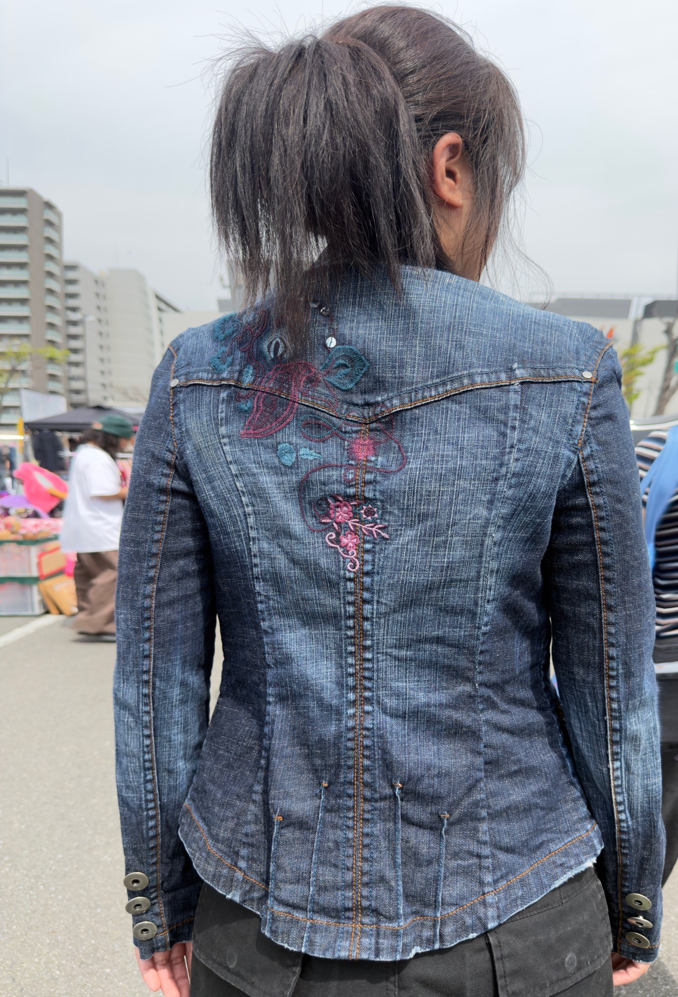 商品　Vintage  Blue Denim Flower Embroidery Y2K ヴィンテージ ブルーデニム 花柄刺繍　着用画像　１